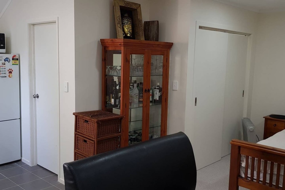Beautiful and Bright Studio Apartment, Botany Downs