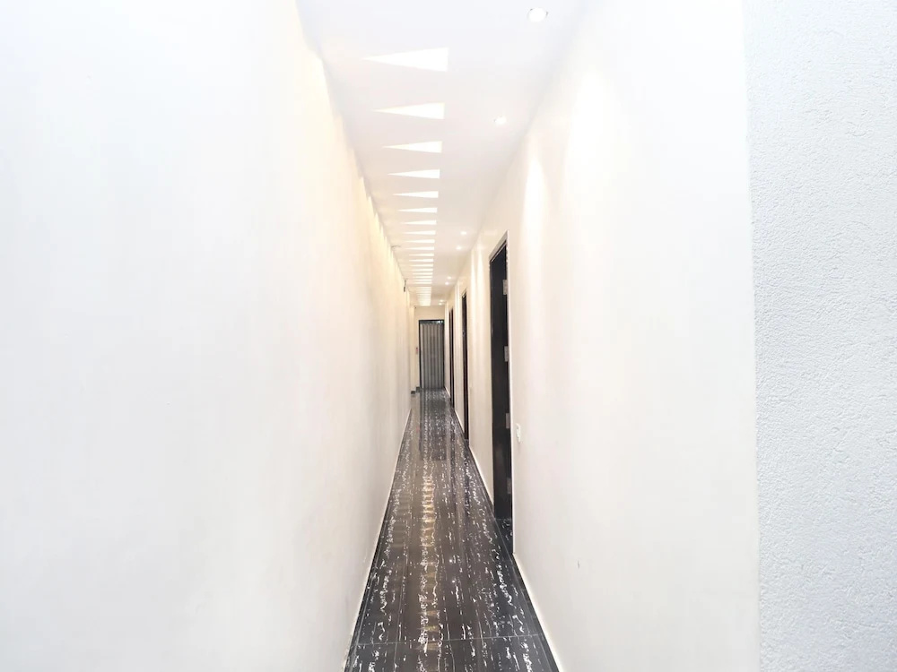 OYO 14829 Hotel J Cruise