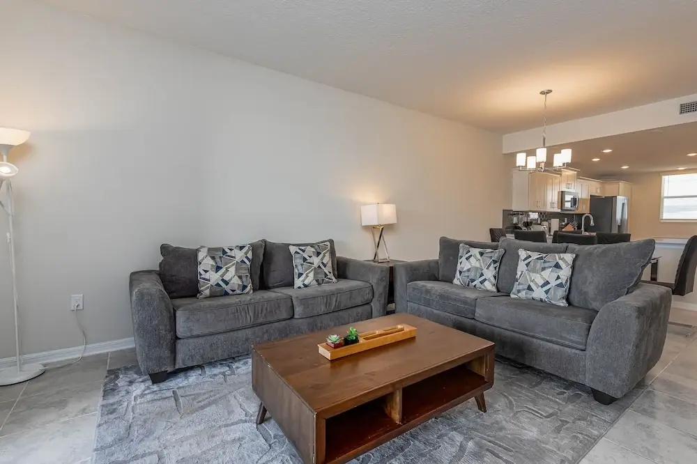 Comfortable 2BR Condo w/ Lake Views