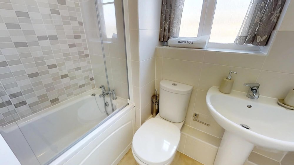 Stayzo - Cole Green Lane - Ideal for Your Next Staycation or Workcation Whole House With Wi-fi