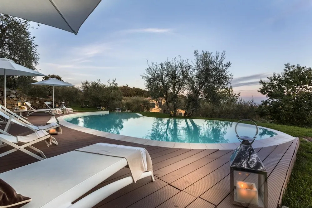 Villa Alberta, Panoramic 4 Bedrooms Farmhouse with Private Pool in Lucca close to Town Centre