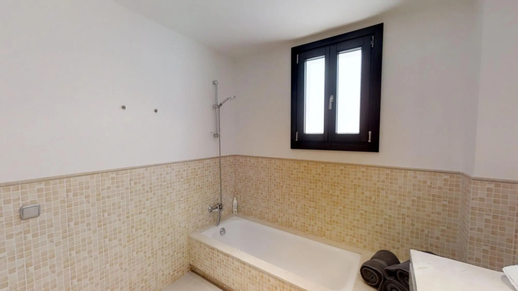 27175-Luxury Villa with heated pool