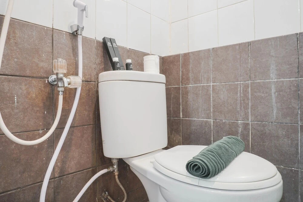 Simple And Cozy Living 2Br At Green Pramuka City Apartment