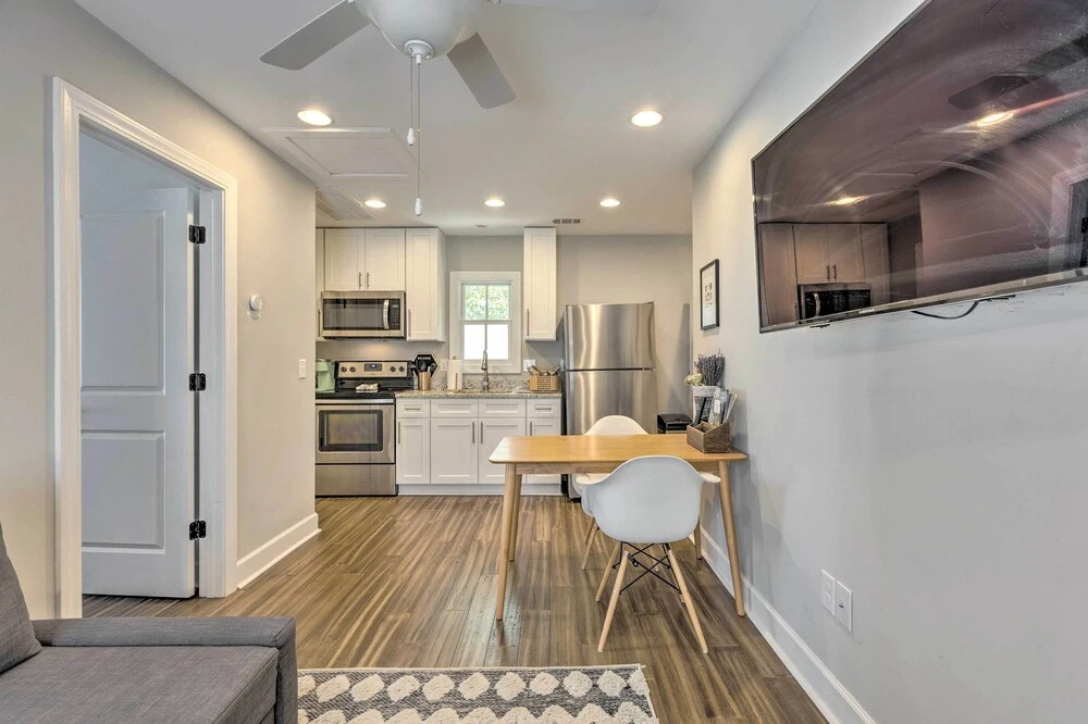 Updated Savannah Apartment - Walk to Forsyth Park!