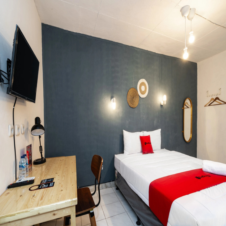 RedDoorz near Exit Toll Tanah Baru Bogor