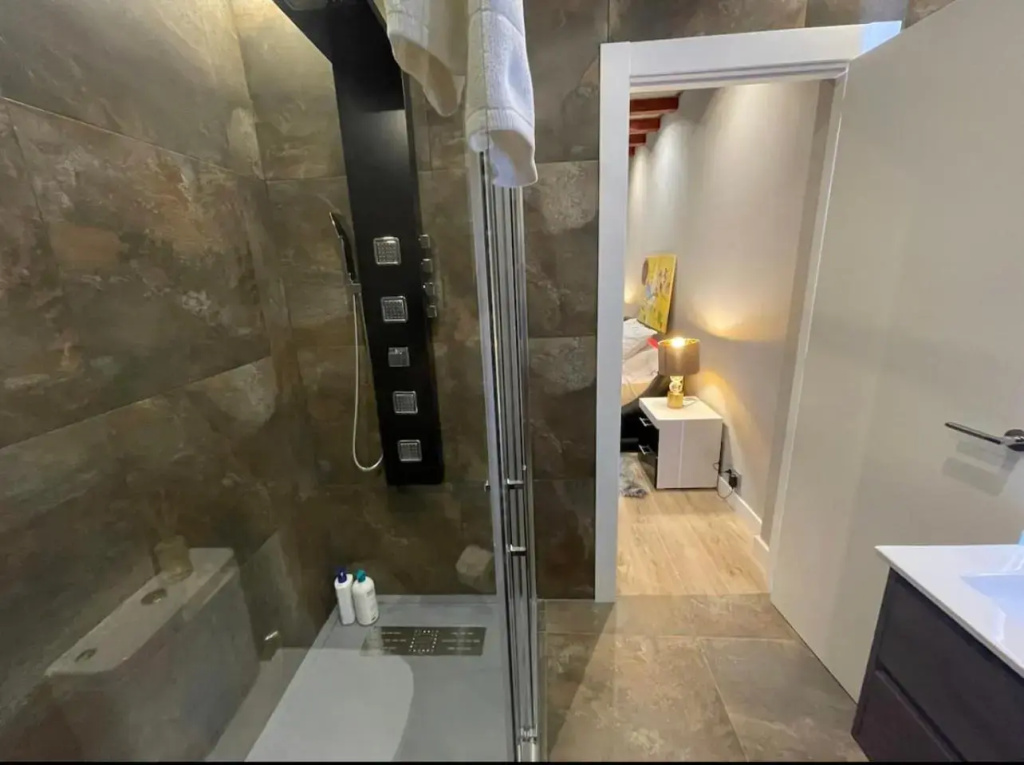 Habitación con cama extra doble más sofa cama apta hasta para 4 personas con baño privado