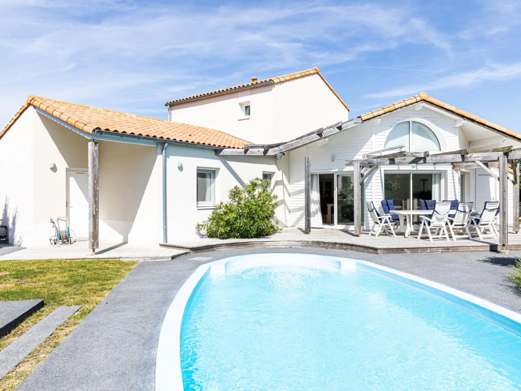 Large, detached villa with a dishwasher, 800 m. from the sea