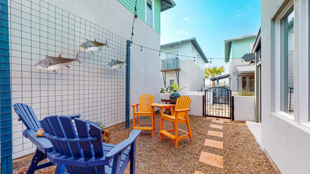 TP5 5BR Townhome, Shared Pool, In Town, Near Beach