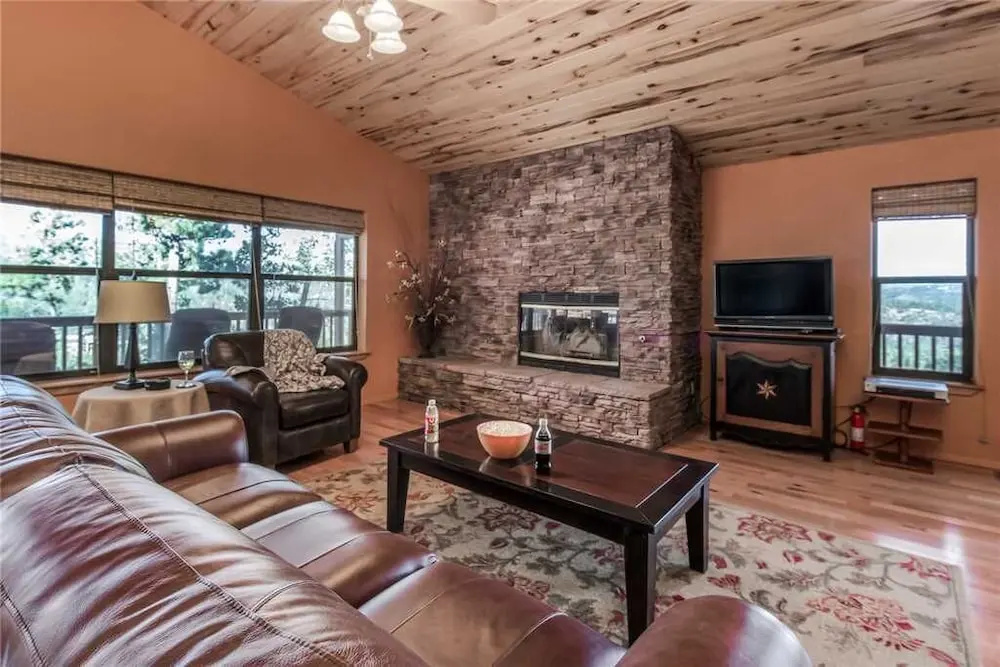 Bear Butte Lodge - Three Bedroom Cabin with Hot Tub