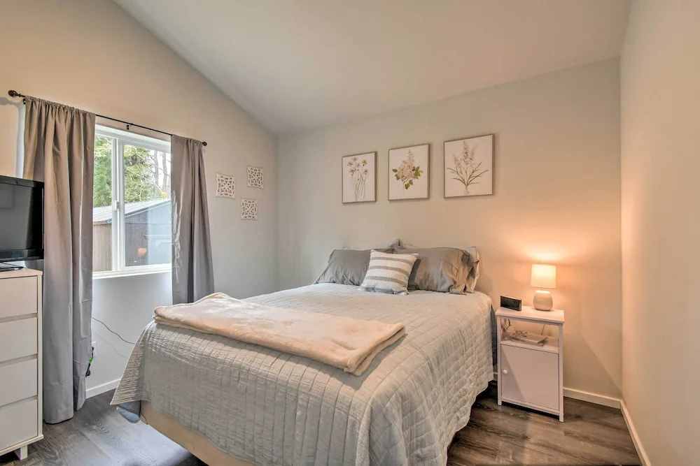 Cozy Cottage on the Coast Near Downtown Westport!