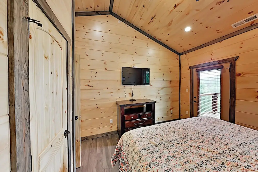All-suite Luxury W/ Swim Spa & Home Theater 5 Bedroom Cabin