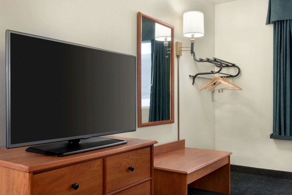 Travelodge by Wyndham Clinton Valley West Court