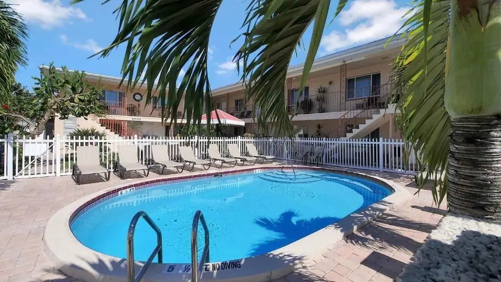 Carlton House Motel and Suites