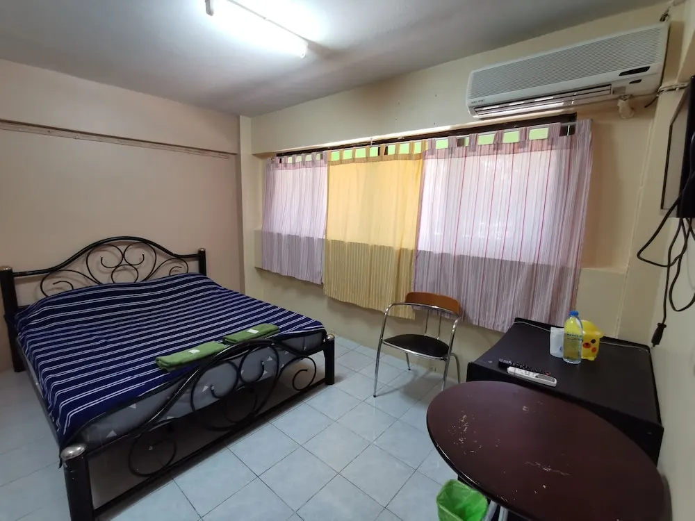 OYO Flight Hut Hotel