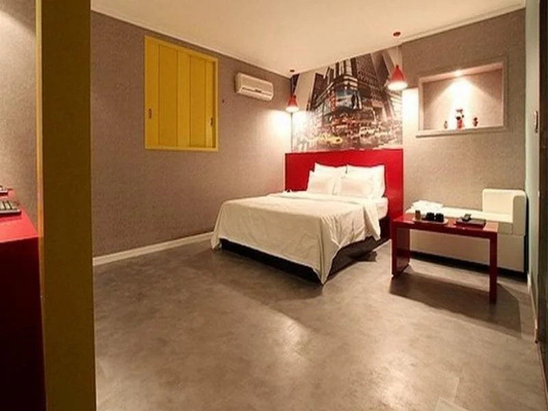 Hotel 7 seven Hertz