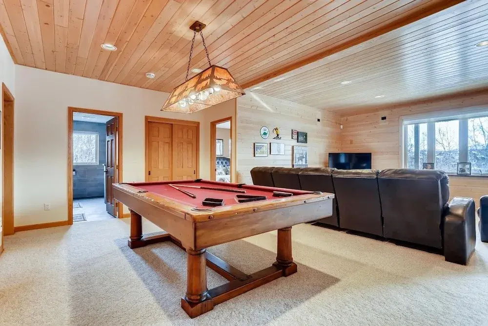 Family Mountain Home, Sleeps Up To 12, Private Hot Tub! 4 Bedroom Home by RedAwning
