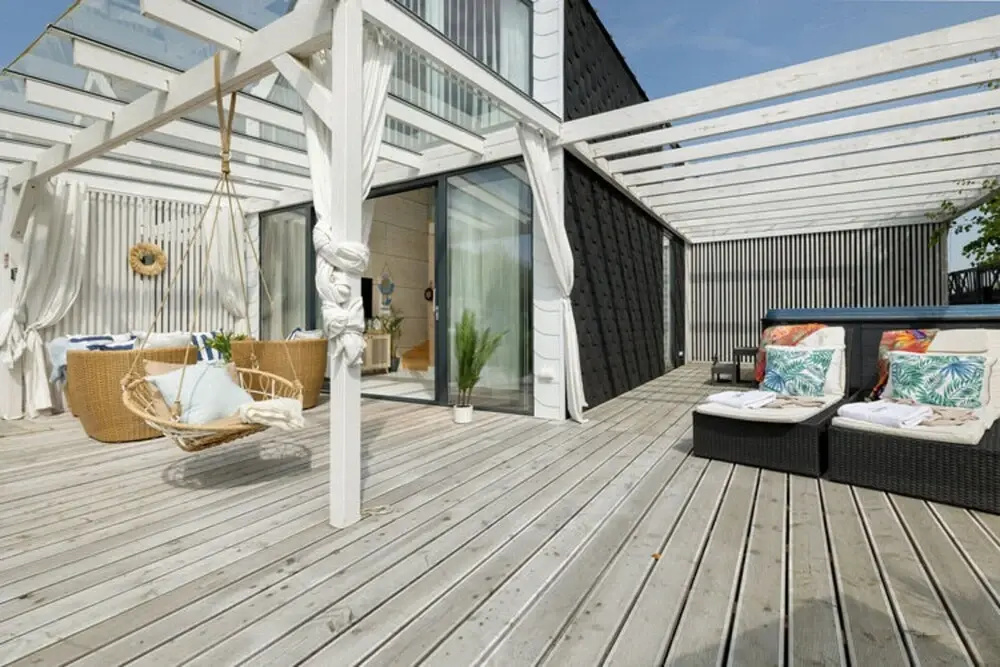 House With a Huge Terrace and a Whirlpool Bathtub