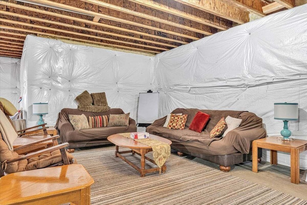 Liberty Pines - Lakefront Log Home, Swim Spa & Game Room