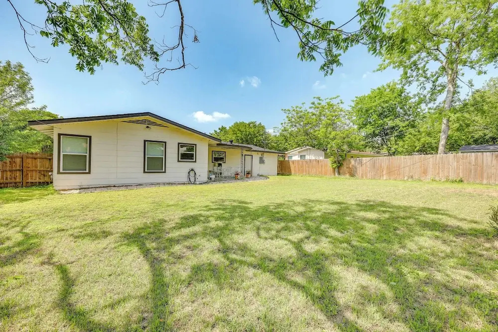 San Antonio Home, 2 Mi to Airport - Pets Welcome!