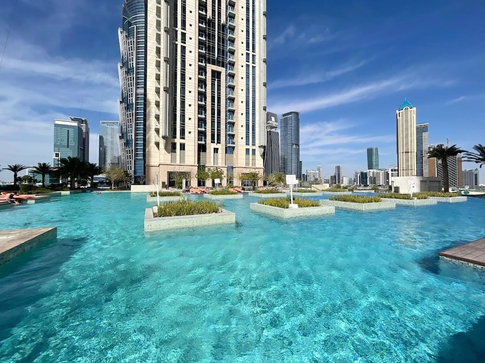 Yogi - Lake-Side Fancy Apartment Near Dubai Mall