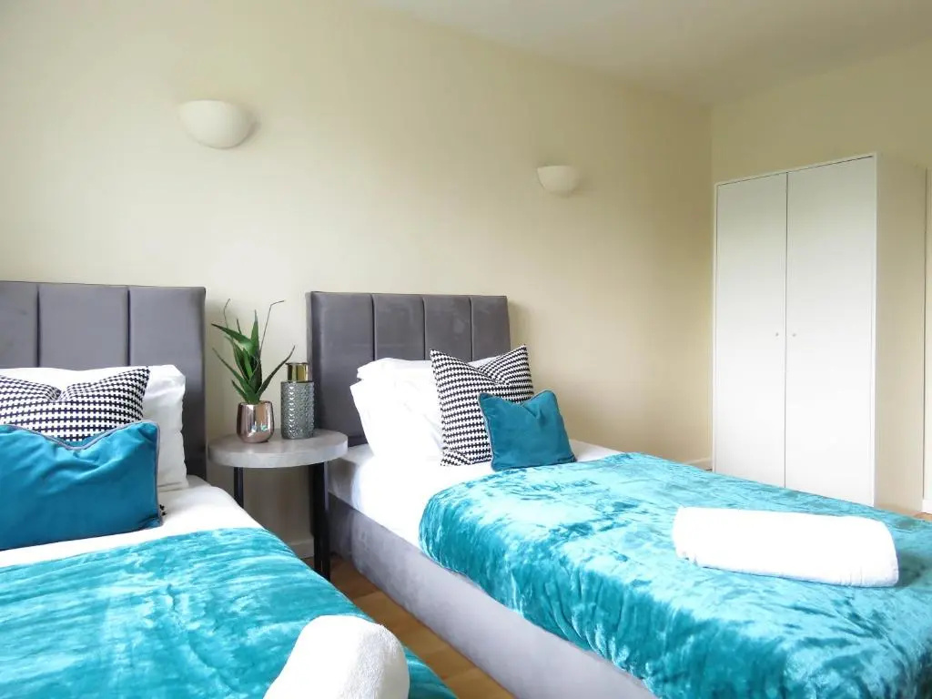 Tudors eSuites 3 Bedroom Apartment 6 Beds & Parking