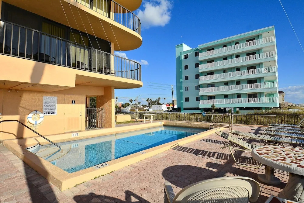 Trillium 4C Beach Front With Private Balcony/updated/pool!