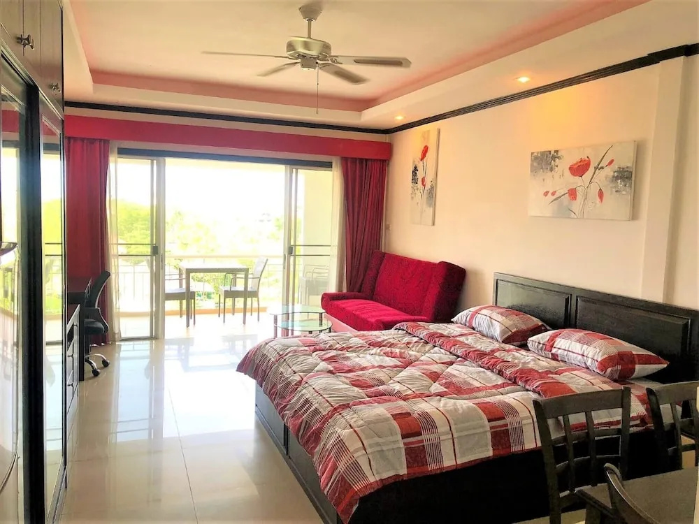 Top Floor Spacious Studio