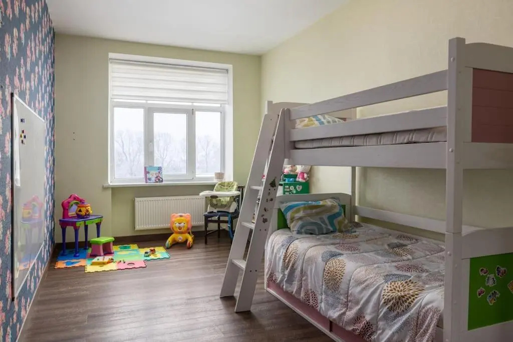 Lovely 2-bdrm condo ideal for a family with children, free parking on premises
