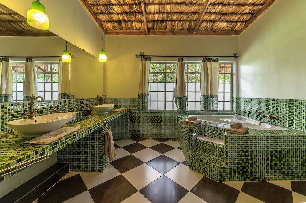 Hatari Lodge