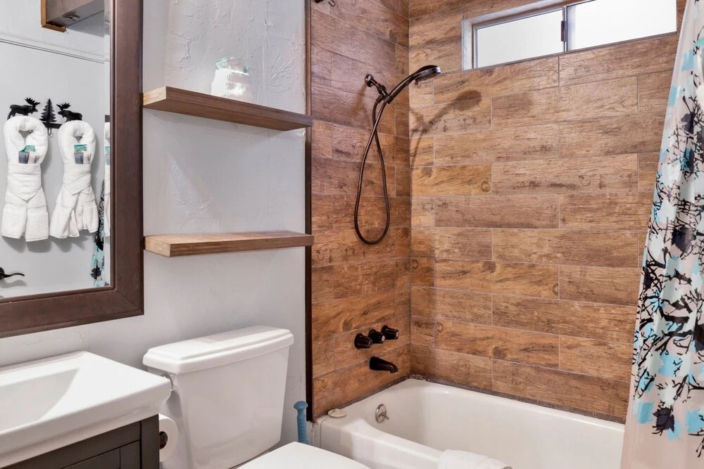 1946-wolf Cub Cabin 2 Bedroom Home by RedAwning