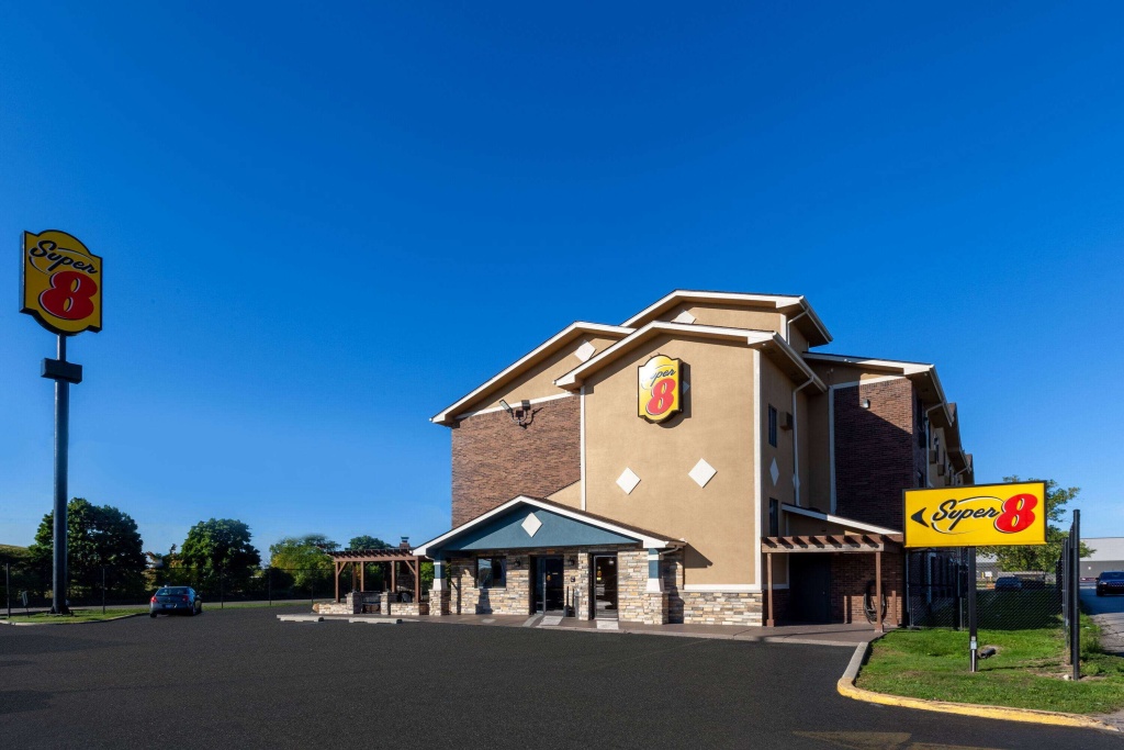 Super 8 by Wyndham Roseville/Detroit Area