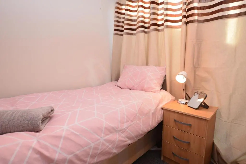 London Luxury 5 Bedroom House 2 min walk to the Tube Station