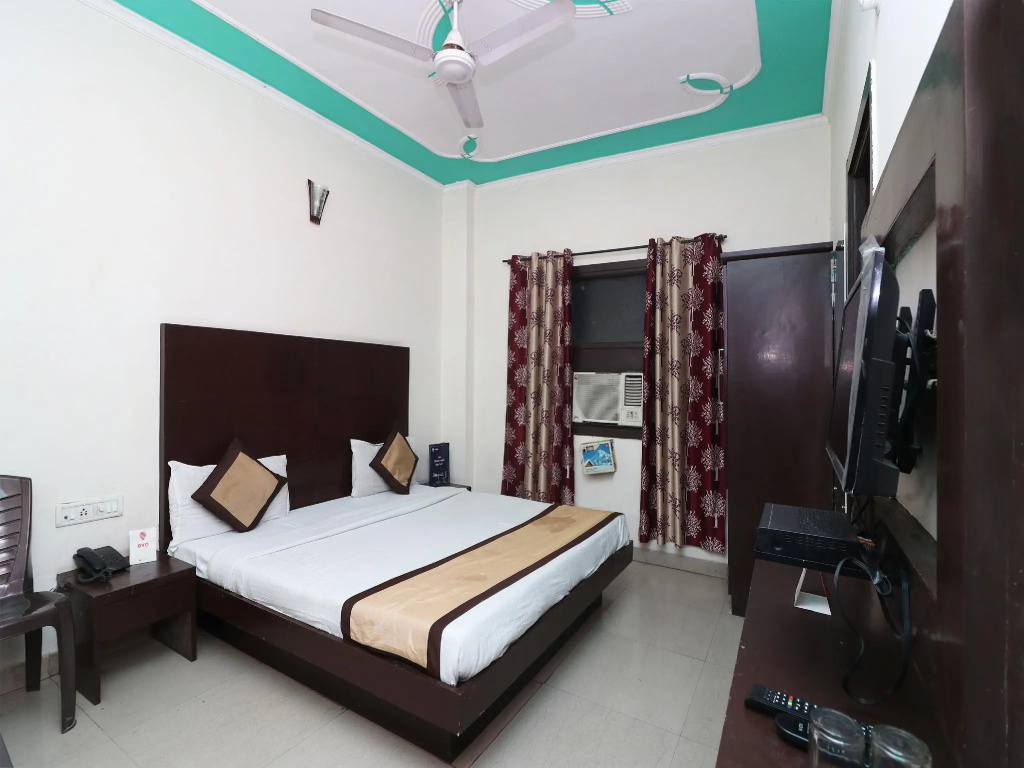 OYO 9726 Hotel Aura Palace Deluxe