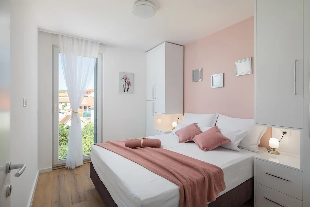 Luxury Apartment Dreams in Okrug With Swimming Pool sea View Wifi Parking