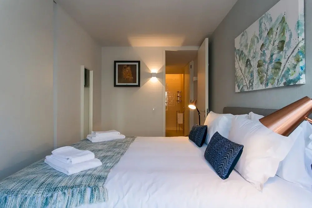 JOIVY Sunny 1-bed flat w/terrace&sea view in Baixa, 3mins to Arco da Rua Augusta