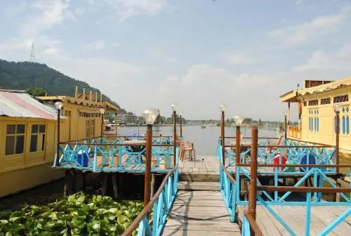 New Chez Henry Houseboat