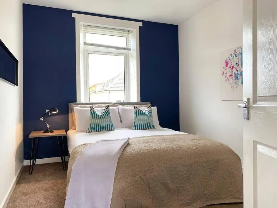Central Motherwell 2 Bed Cozy Contractor Apartment for Large Groups by Dream Key Solution