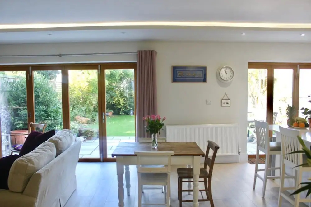 Bright and Spacious Garden Apartment by the Sea