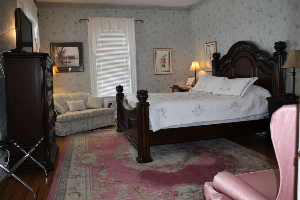 Carriage House Inn