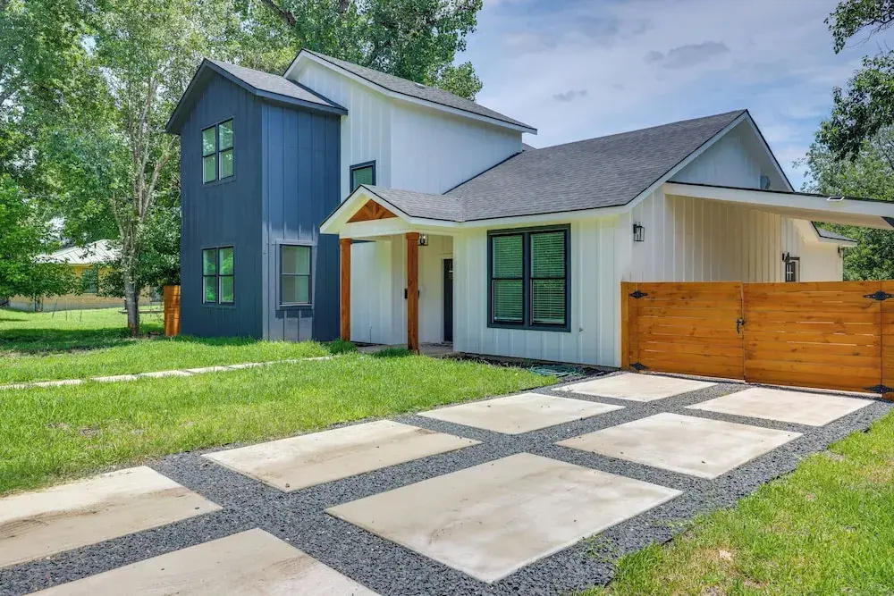 1/2 Mi to Schlitterbahn Waterpark: Home w/ Patio!