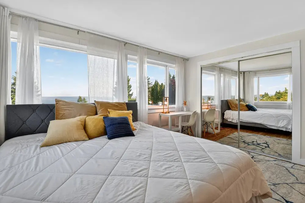 Relaxing Coastal Escape With Ocean Views 5 Bedroom Home