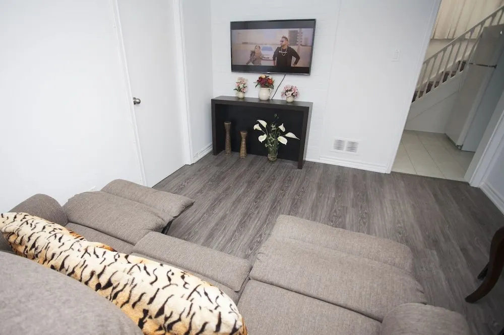 Cozy 3 bedroom, 2 bathroom Basement Suite in Toronto