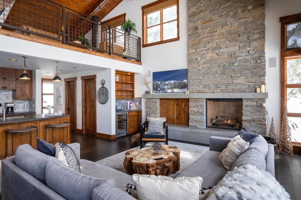 Luxury 4BD True Ski-In/Ski-Out Mid-Mountain Residence - Trailside Northstar