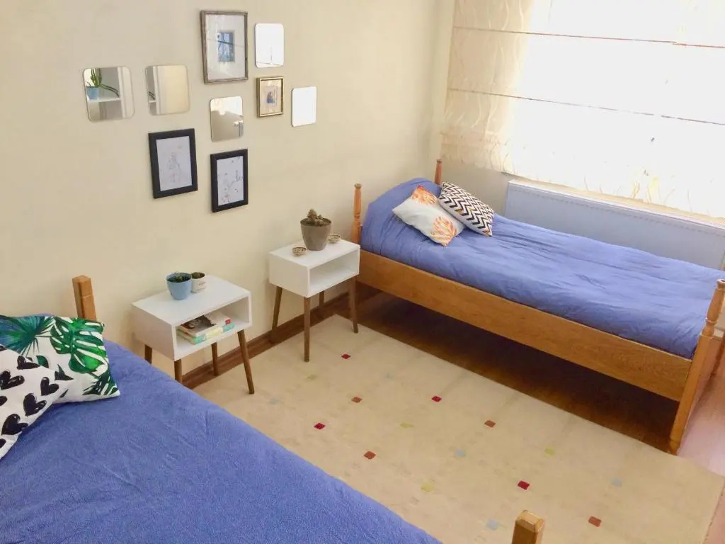 Comfy Flat 2 No Air Condition but has ceiling fans and central Heating