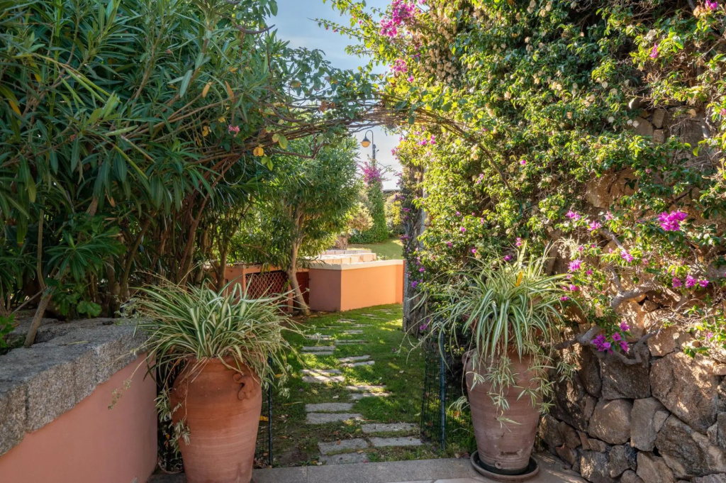 This large apartment is located on the ground floor, has a beautiful garden and a spacious terrace o-S'ABBA 11