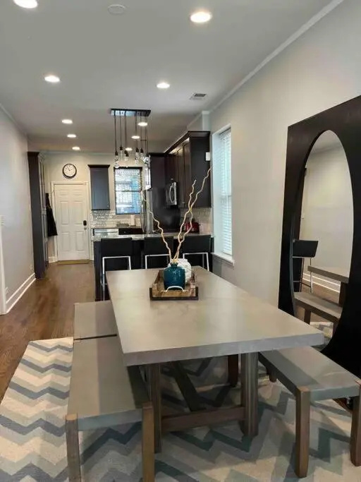 Trendy West Town Flat - 2 bed / 1.5 bath w parking