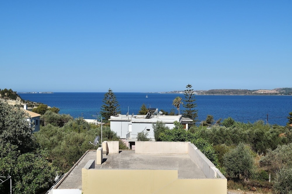 Tzivras Villa & Apartments