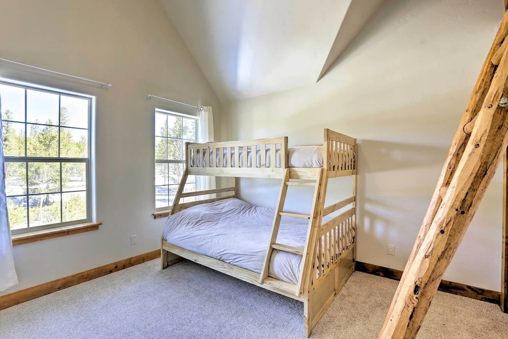 'rocky Bear Lodge' on 2 Acres Near Turquoise Lake