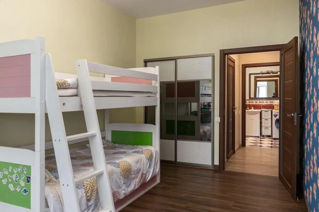 Lovely 2-bdrm condo ideal for a family with children, free parking on premises