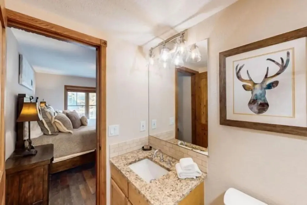 Renovated 2 Bedroom Condo Next to Snowflake Lift - Walk to Lifts and Town!
